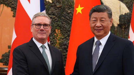 UK Prime Minister Keir Starmer (L) with Chinese President Xi Jinping (R) on January 29, 2026 in Beijing, China