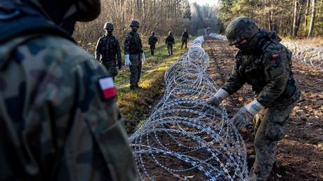 FILE PHOTO. Soldiers of the Polish army installing barbwire at border with Russian exclave Kaliningrad on November 14, 2022.