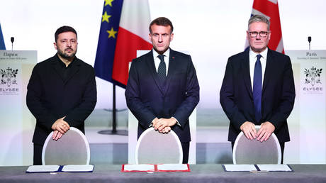 Ukraine’s Vladimir Zelensky, France's President Emmanuel Macron and UK Prime Minister Keir Starmer during the 'Coalition Of The Willing' meeting at Elysee Palace on January 6, 2026 in Paris, France.