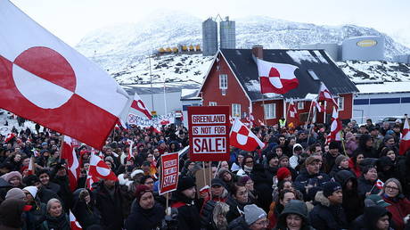 People hold Greenlandic flags and placards as they gather outside the US Consulate in Nuuk to protest President Donald Trump’s intention to acquire Greenland, January 17, 2026. © Sean Gallup/Getty Images