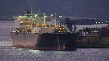 An LNG tanker unloads US liquefied natural gas at the Revithoussa terminal near Athens, Greece, December 27, 2025 © Getty Images / Nicolas Koutsokostas