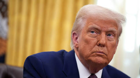 US President Donald Trump announces reciprocal tariffs in the Oval Office @ Andrew Harnik/Getty Images