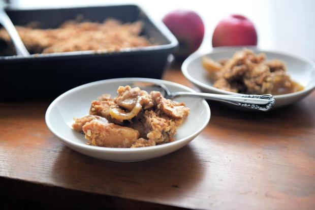 This healthful apple crisp has minimal sugar and fat. (GRETCHEN MCKAY/Pittsburgh Post-Gazette/TNS)