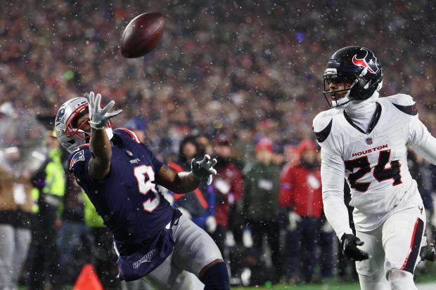 Kayshon Boutte (9). wide receiver de los Patriots de Nueva Inglaterra, atrapa un pase de touchdown frente a Derek Stingley Jr. (24), cornerback de los Texans de Houston, durante la segunda mitad del partido de la ronda divisional de los playoffs de la NFL, el domingo 18 de enero de 2026, en Foxborough, Massachusetts. (AP Foto/Mark Stockwell)