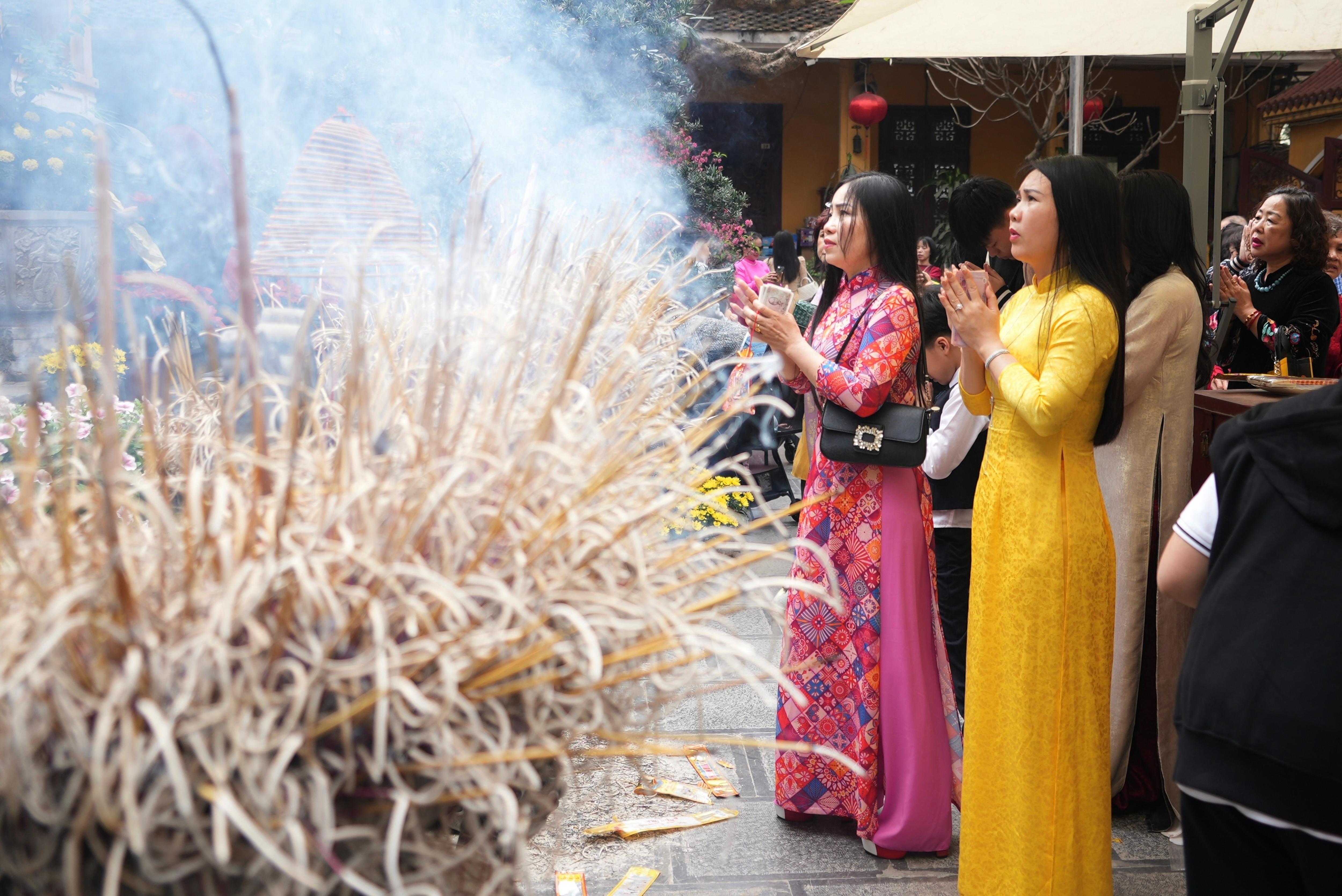 People pray at Quan Su pagoda on the first day...