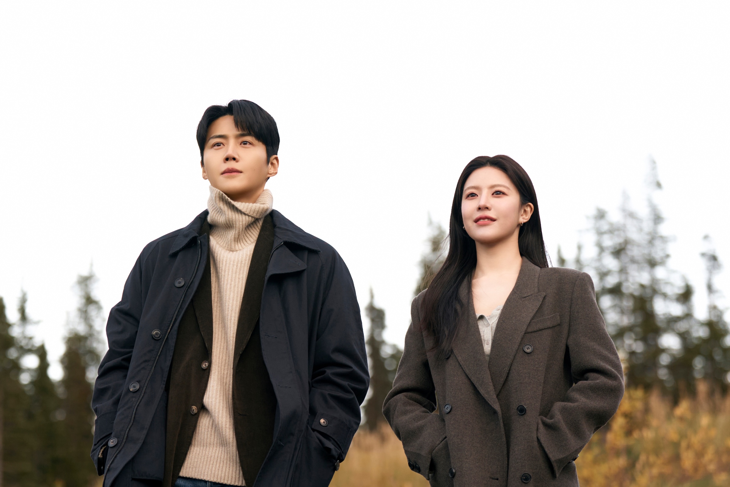 Can This Love Be Translated? (L to R) Kim Seon-ho as Joo Ho-jin, Go Youn-jung as Cha Mu-hee / Do Ra-mi in Can This Love Be Translated? Cr. No Ju-han/Netflix &copy; 2026