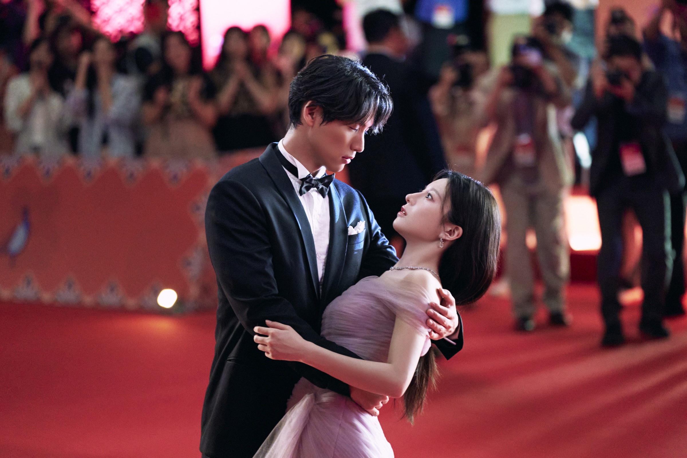 Can This Love Be Translated? (L to R) Sota Fukushi as Kurosawa Hiro, Go Youn-jung as Cha Mu-hee / Do Ra-mi in Can This Love Be Translated? Cr. No Ju-han/Netflix &copy; 2026