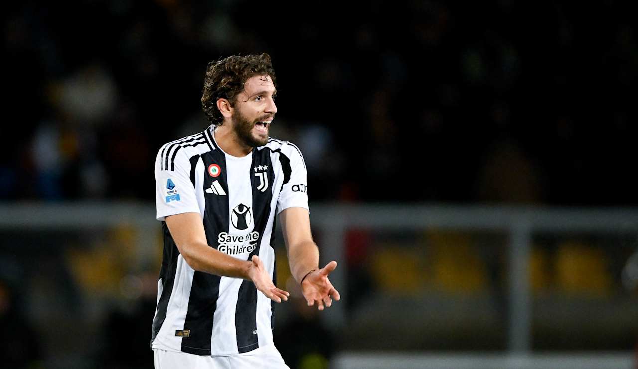 Manuel Locatelli barking instructions to his Juventus teammates